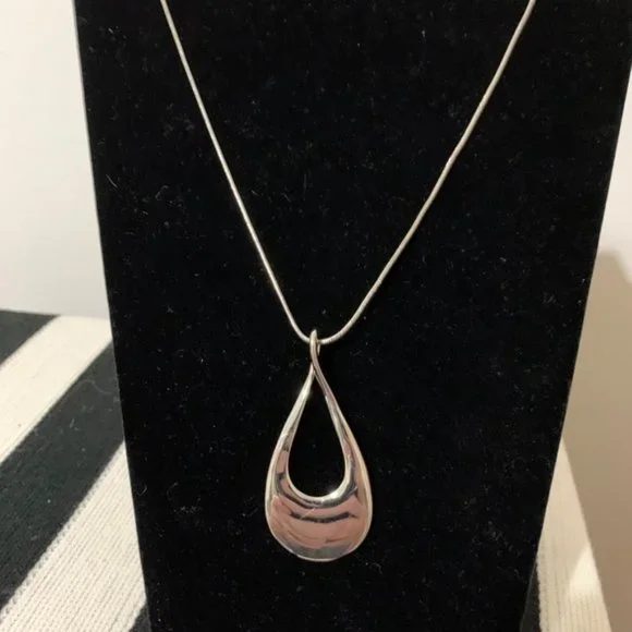 Bay to Baubles (Stitchfix) Necklace Silver Tone Teardrop Pendant NWT Perfect - Picture 3 of 5